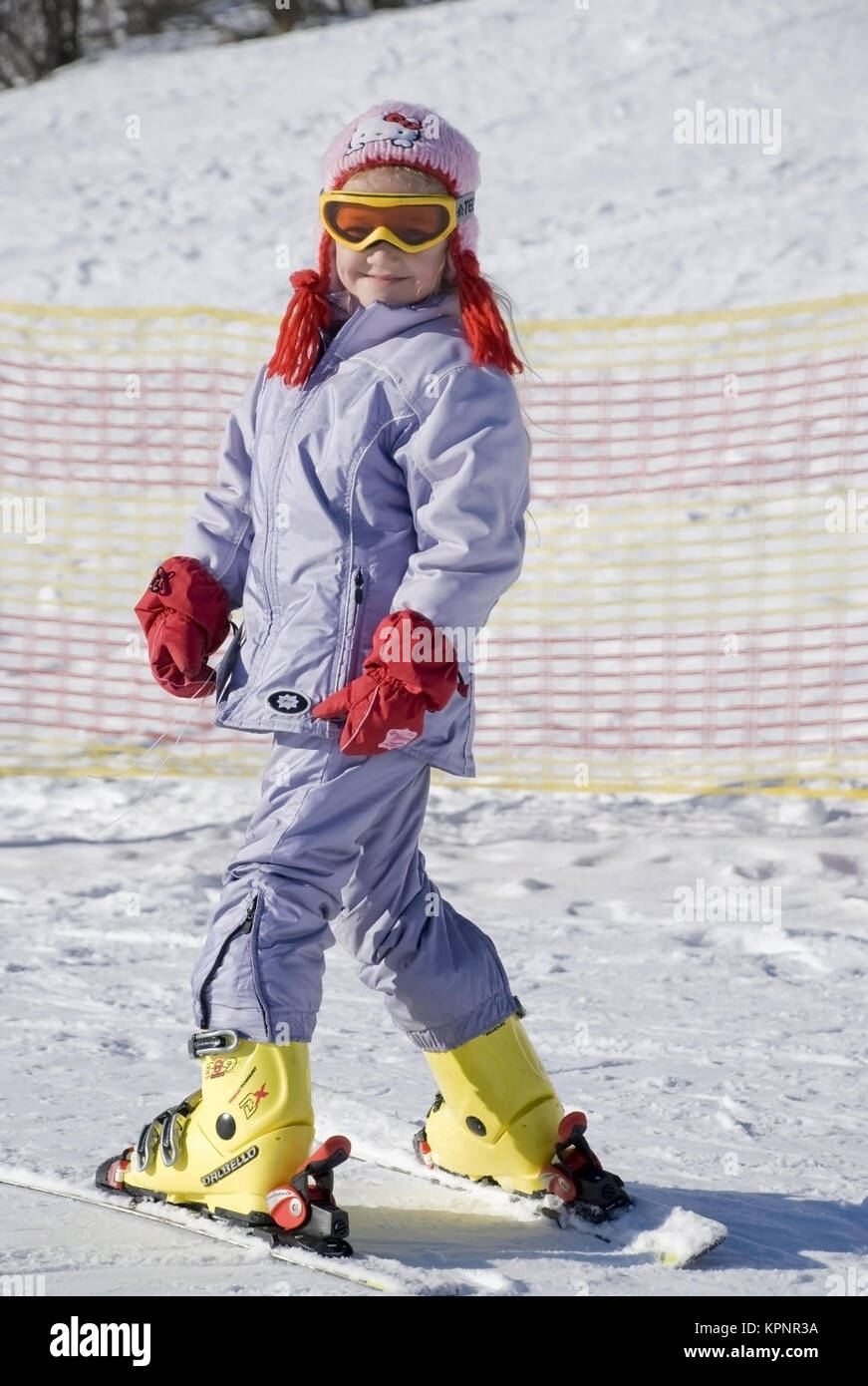 Model release , Maedchen, 7 Jahre, im Skioutfit auf der Skiposte - girl skiing Stock Photo