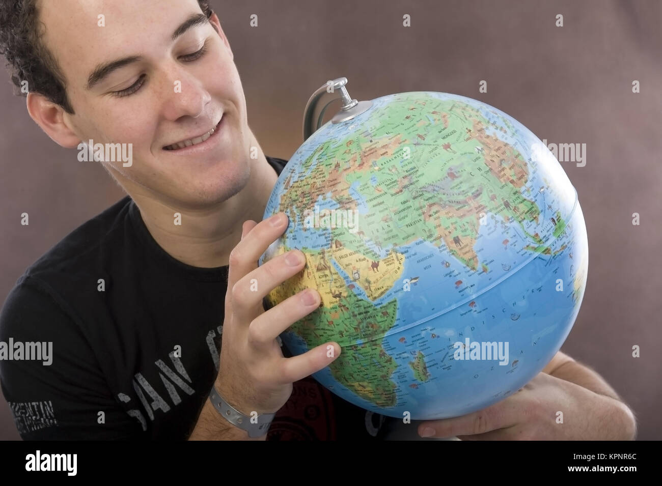 Model release , Jugendlicher, 18, mit Globus teenager with globe