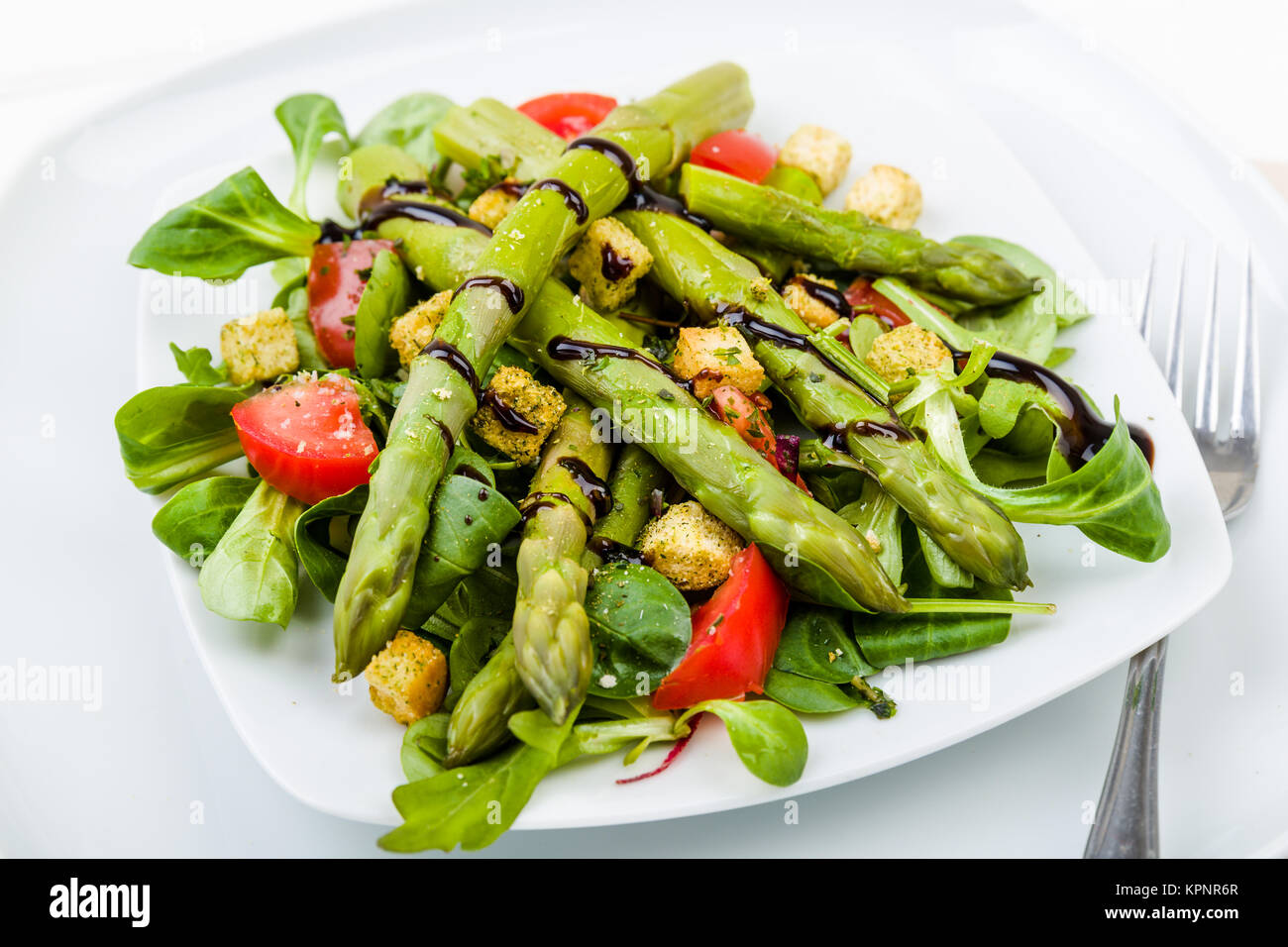 Spargel Salat mit Balsamico, Croutons und frischen Tomaten Stock Photo