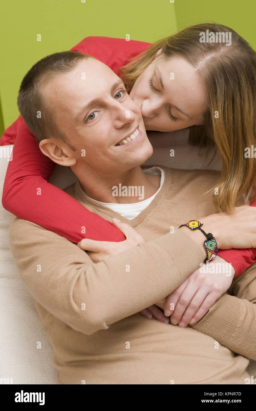 Model release , Frau kuesst Mann auf die Wange, Liebespaar - love couple Stock Photo