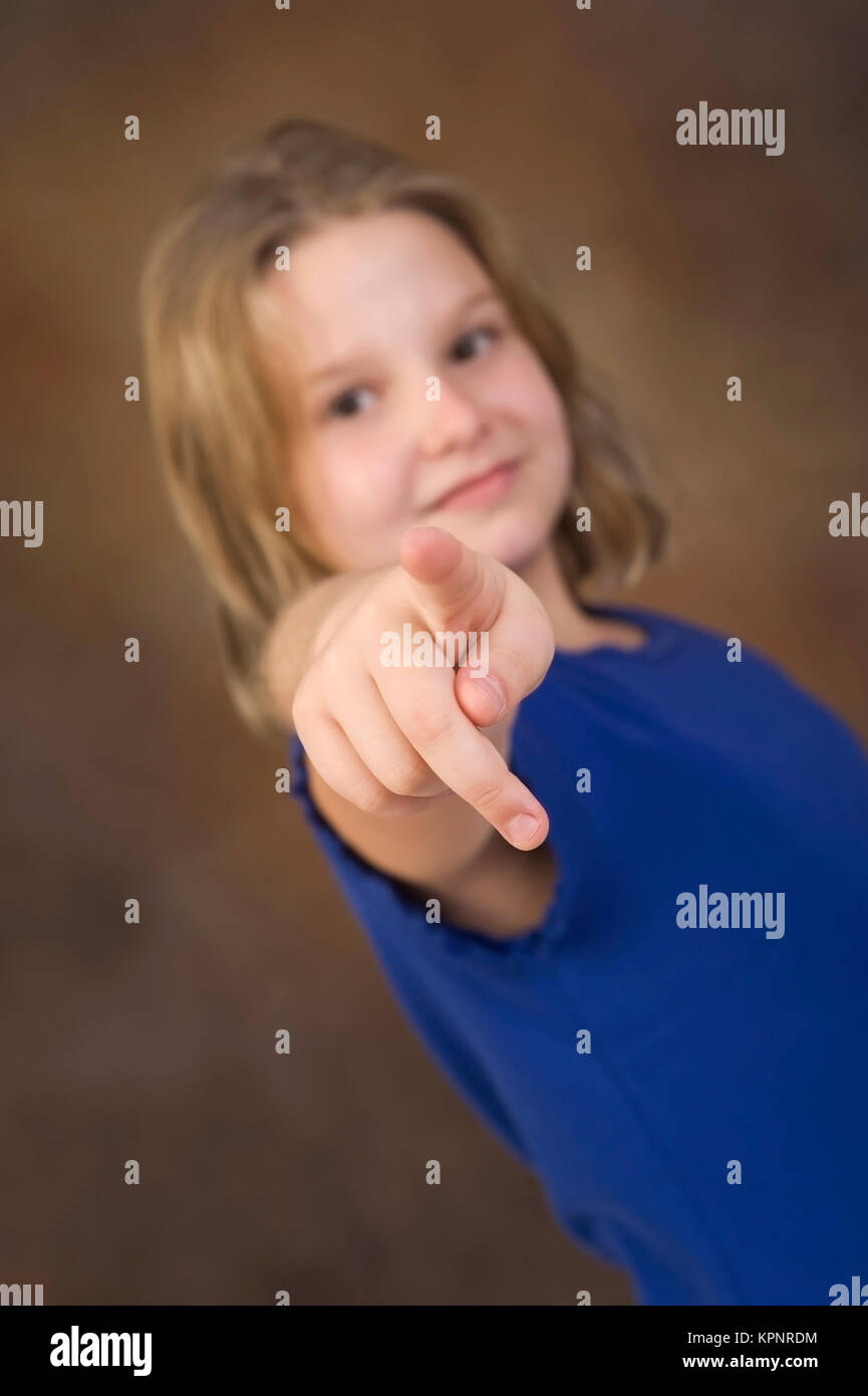 Model release , Blondes Maedchen, 8 Jahre, zeigt mit Zeigefinger