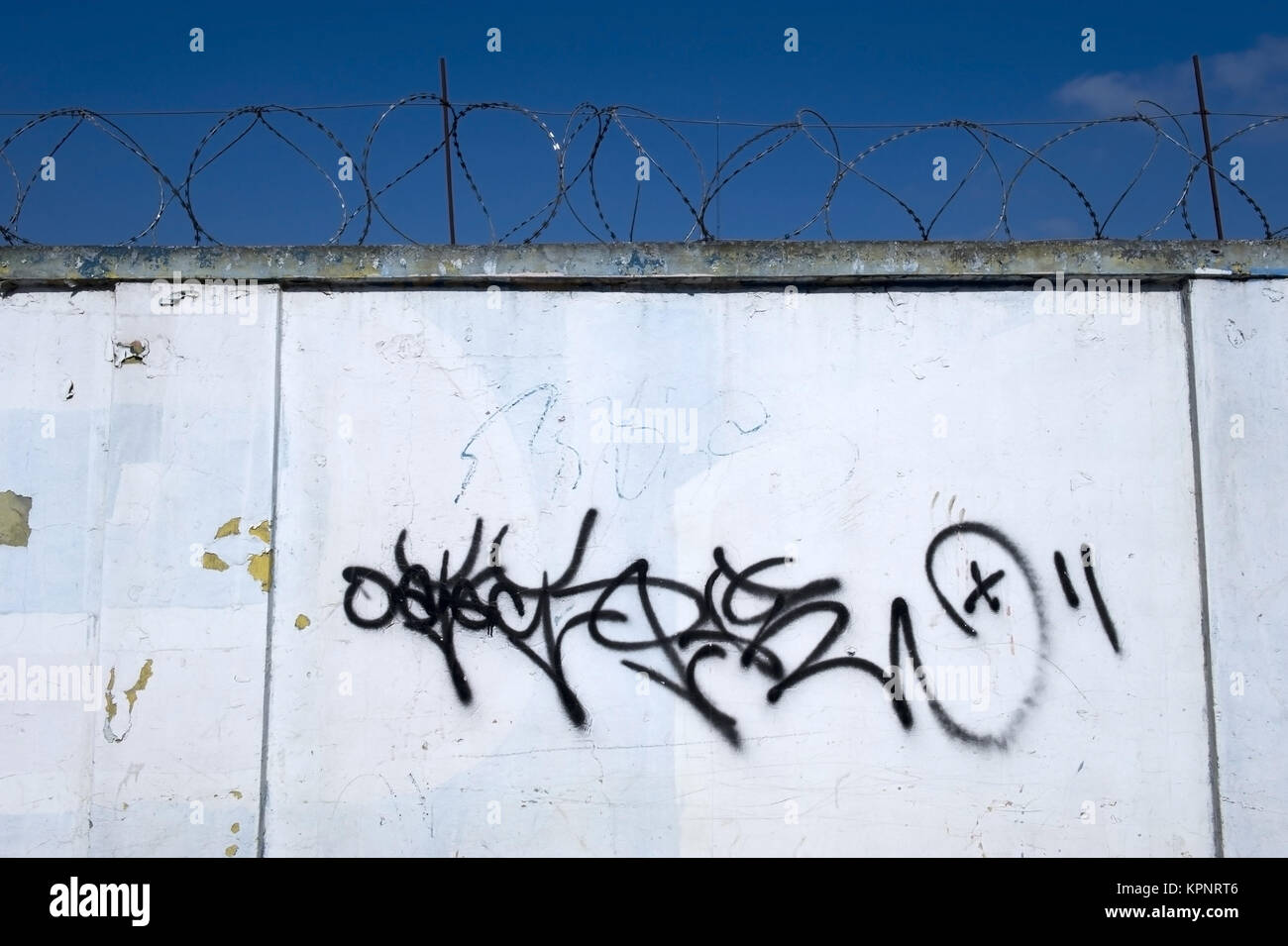 Graffiti und Stacheldraht an einer Mauer - graffiti and barbwire on a wall Stock Photo