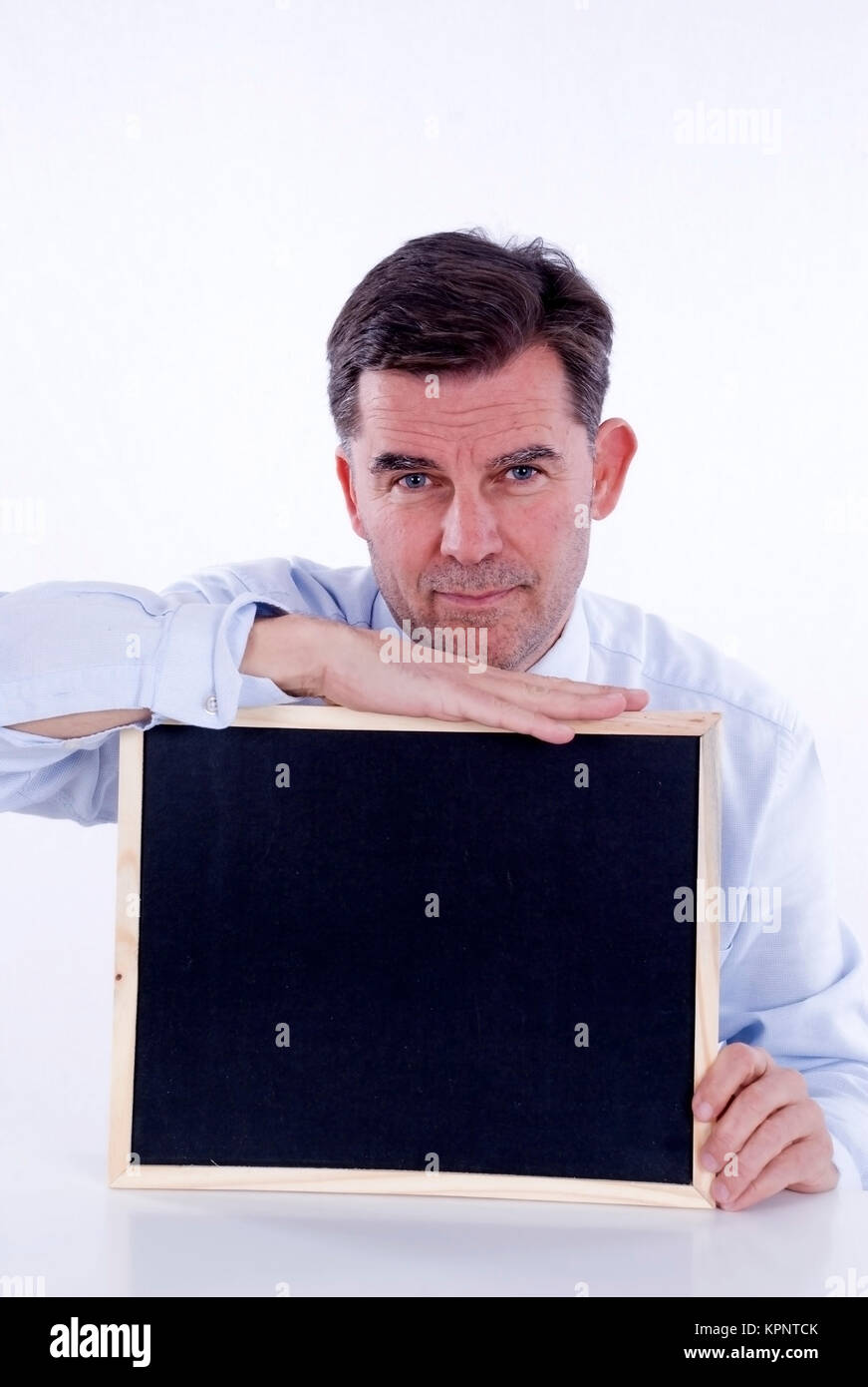 Model release , Geschaeftsmann mit leerer, schwarzer Tafel, Symbolbild