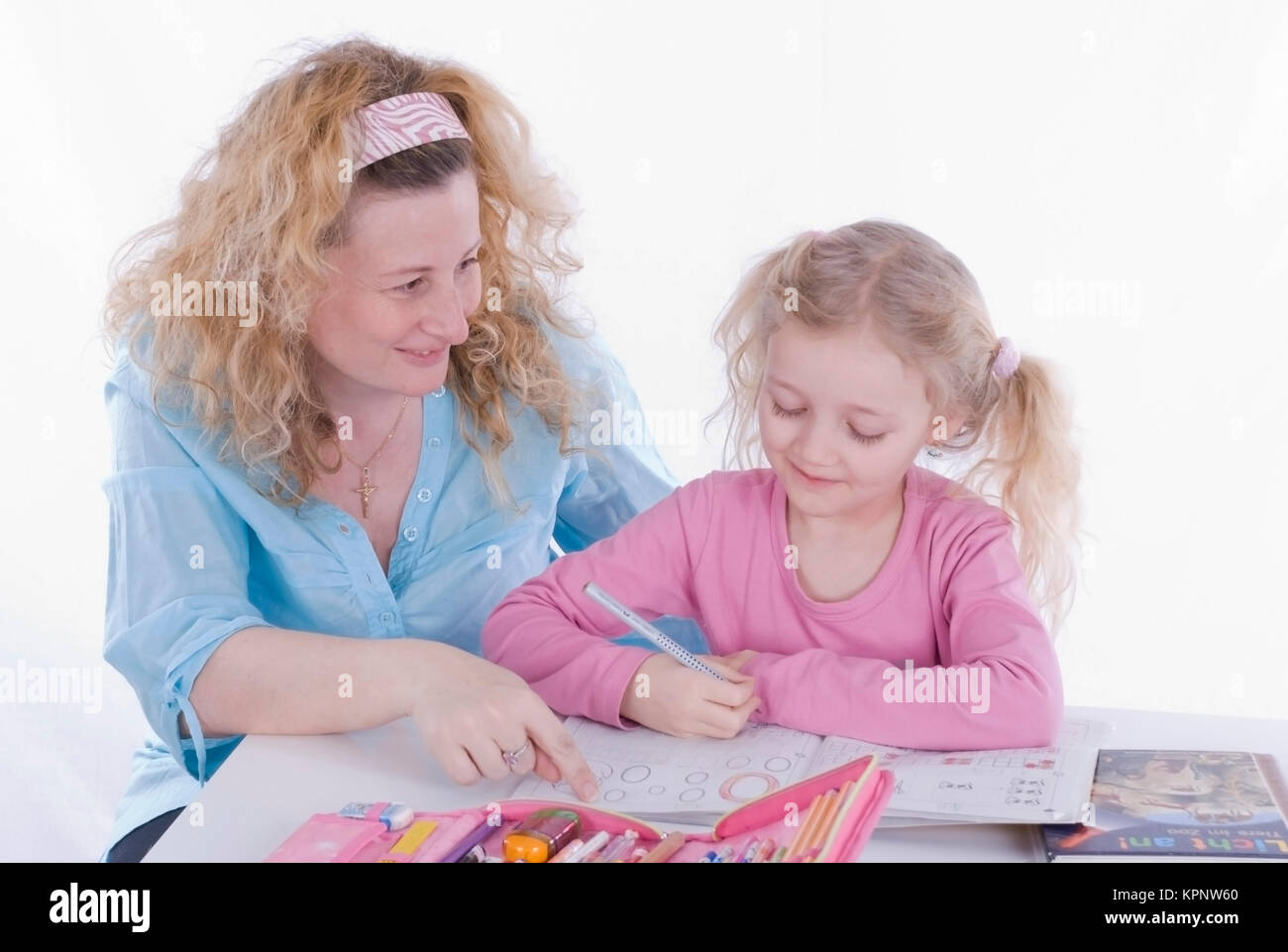 Model release , Mutter hilft Tochter, 7 Jahre, beim Lernen - mother and daughter learning together Stock Photo