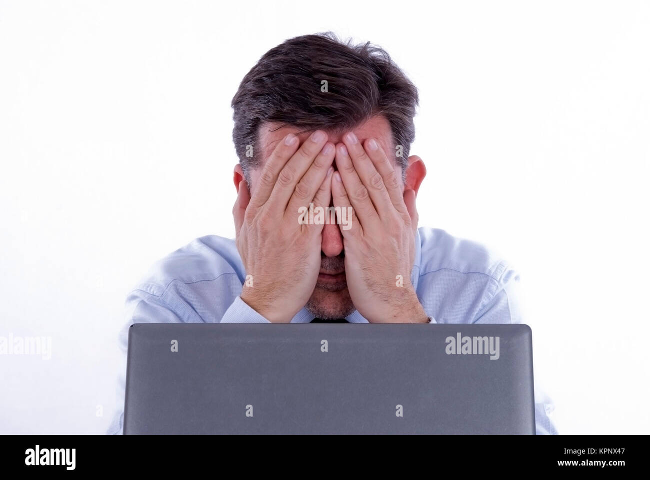 Model release , Verzweifelter Geschaeftsmann, 50+, im Buero bei der Arbeit am Computer - desperate business man at work in office Stock Photo
