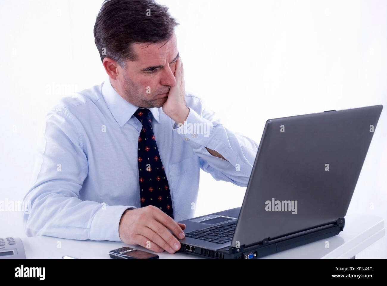 Model release , Verzweifelter Geschaeftsmann, 50+, im Buero bei der Arbeit am Computer - desperate business man at work in office Stock Photo