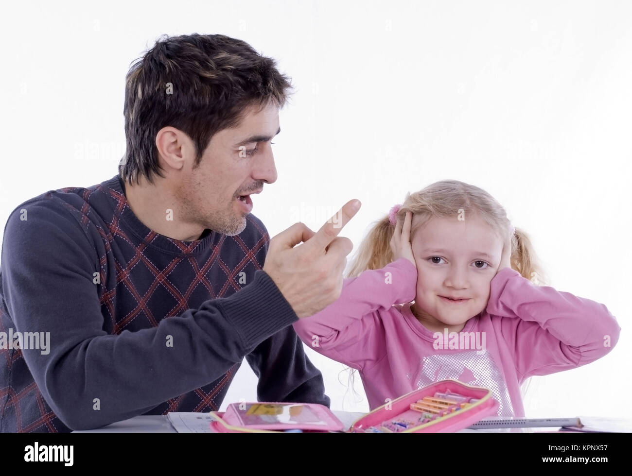 Vater schimpft mit Tochter, 7 Jahre, weil sie nicht lernen will - father  grumbles with daughter which won't learn Stock Photo - Alamy