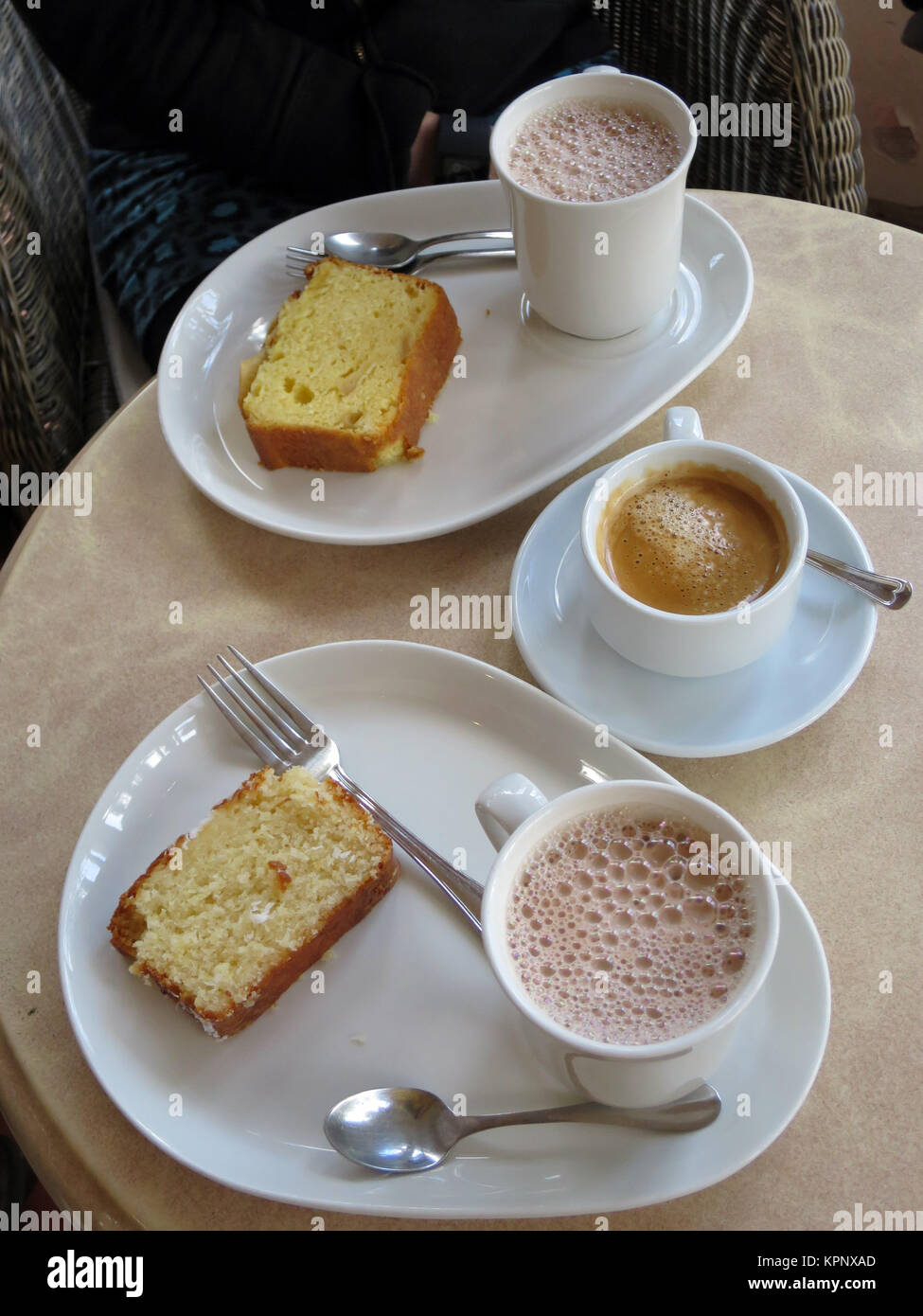 Pause mit Kaffee und Kuchen Stock Photo - Alamy