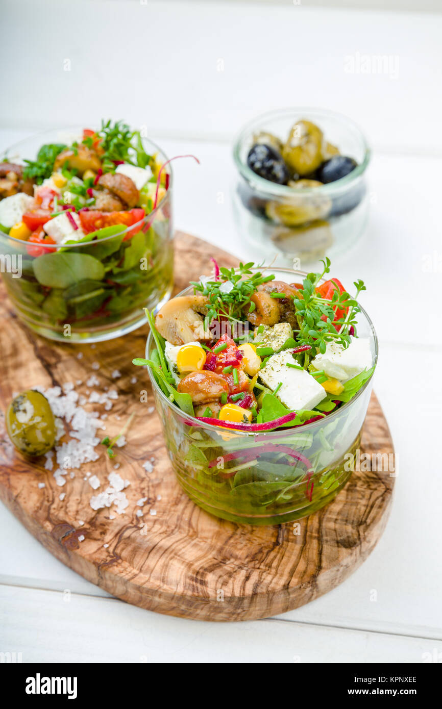 Salat im Glas mit eingelegten Pilzen und Kresse Stock Photo - Alamy