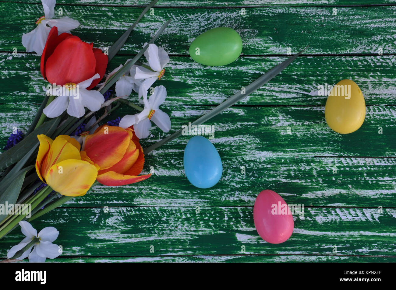 Background Easter spring flowers and colorful eggs Stock Photo - Alamy