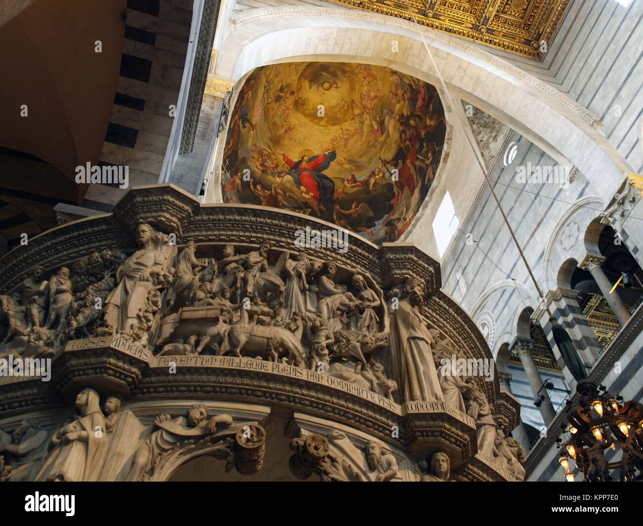 Pisa - Duomo interior.  Pulpit by Giovanni Pisano Stock Photo