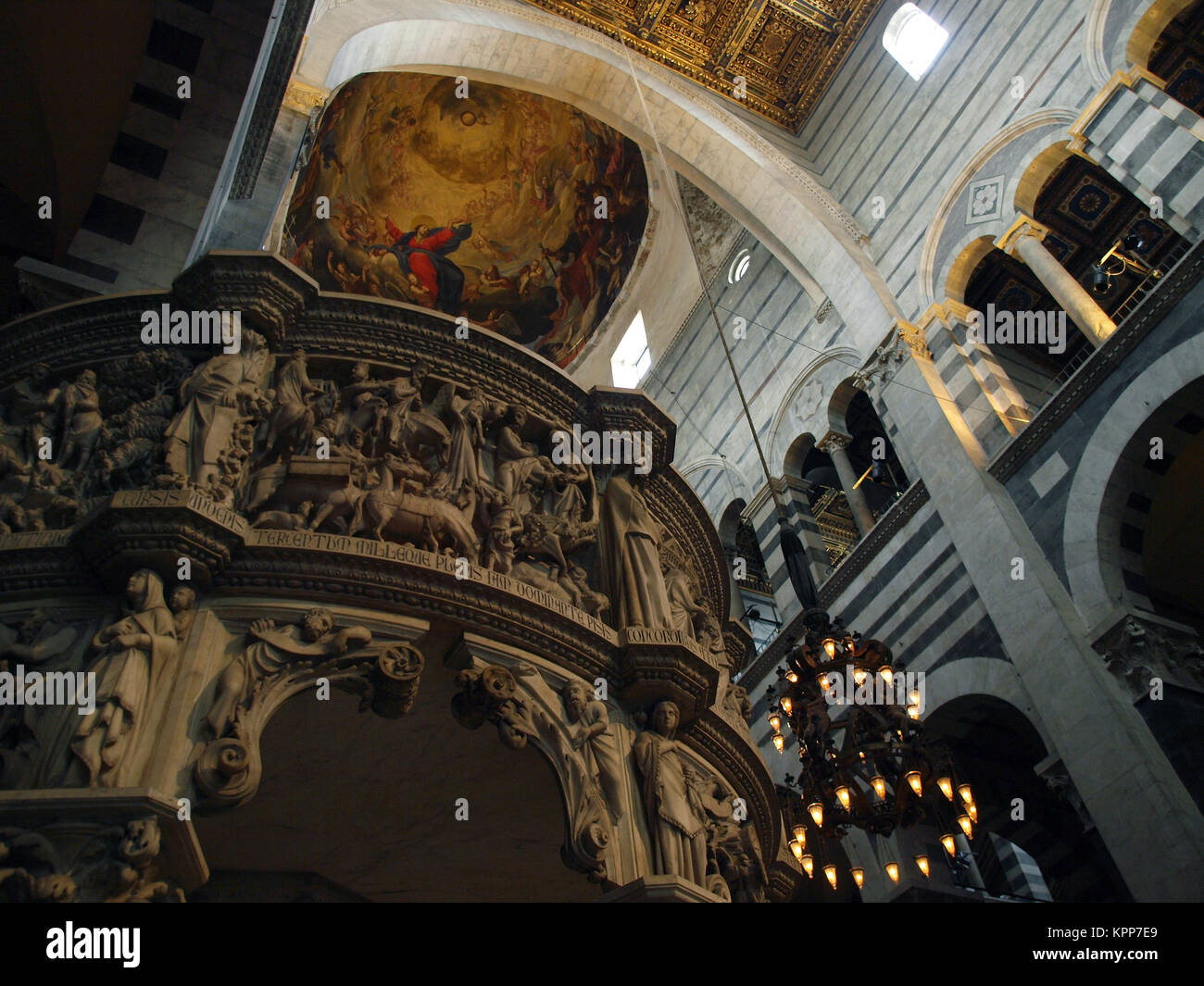 Pisa - Duomo interior.  Pulpit by Giovanni Pisano Stock Photo