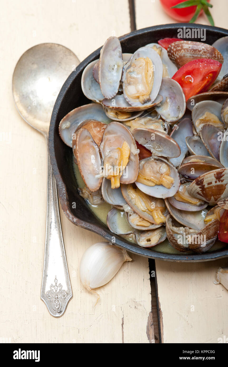 fresh clams on an iron skillet Stock Photo Alamy