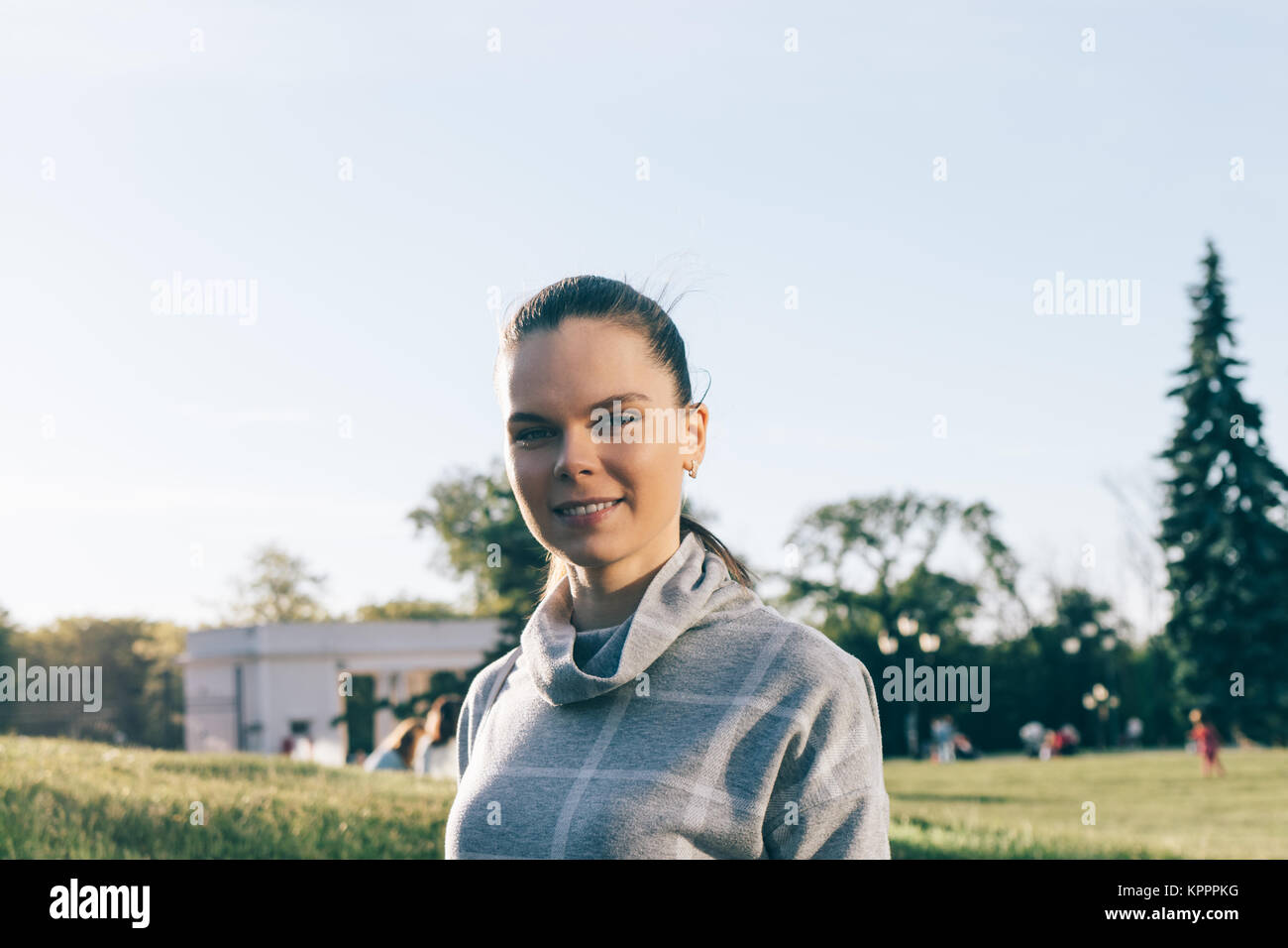 Portrait of a young smiling woman in a green park Stock Photo - Alamy