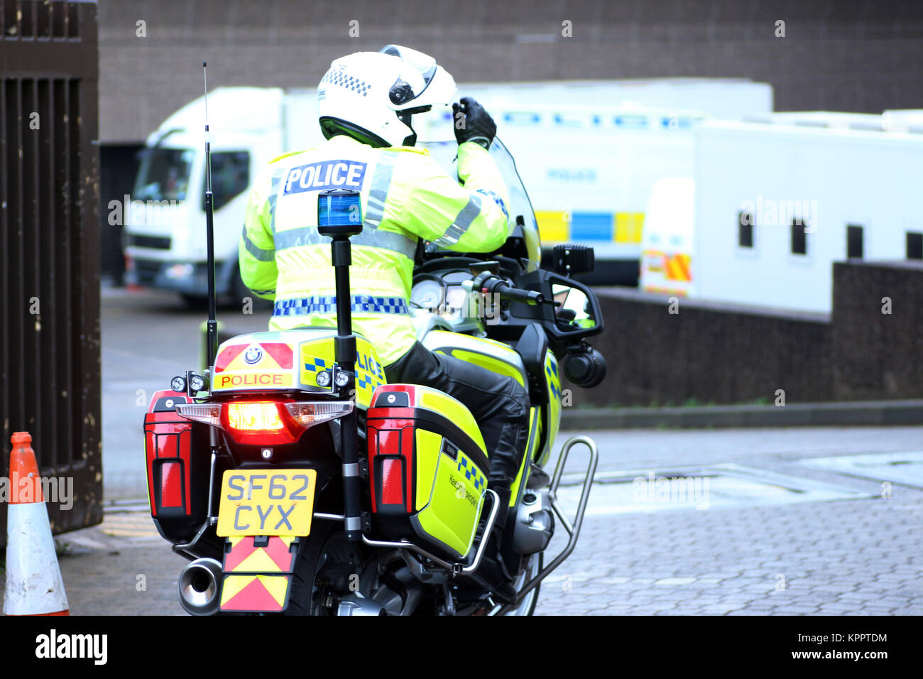 Police Scotland motorcycle officer entering the yard at Glasgow Sheriff Court and Justice of the Peace Court, Carlton Place, Glasgow, Scotland Stock Photo