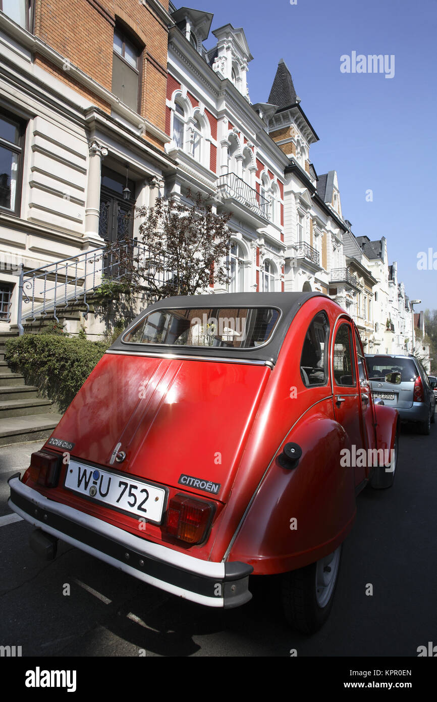 Germany, Wuppertal, houses at the Roonstreet in the district Brill, Citroen 2CV.  Deutschland, Wuppertal, Stadtteil Brill, Haeuser in der Roonstrasse, Stock Photo