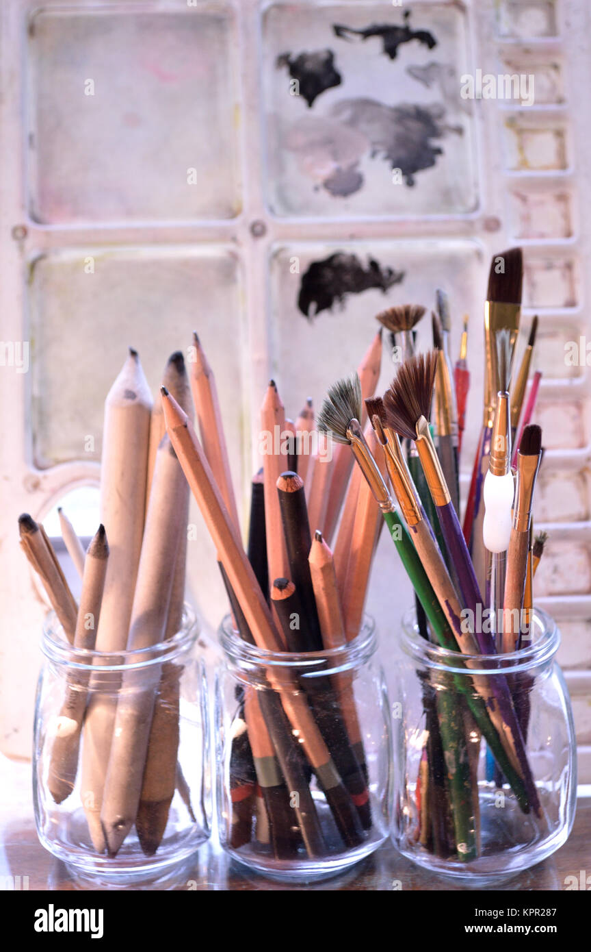Closeup view artists palette hi-res stock photography and images - Alamy