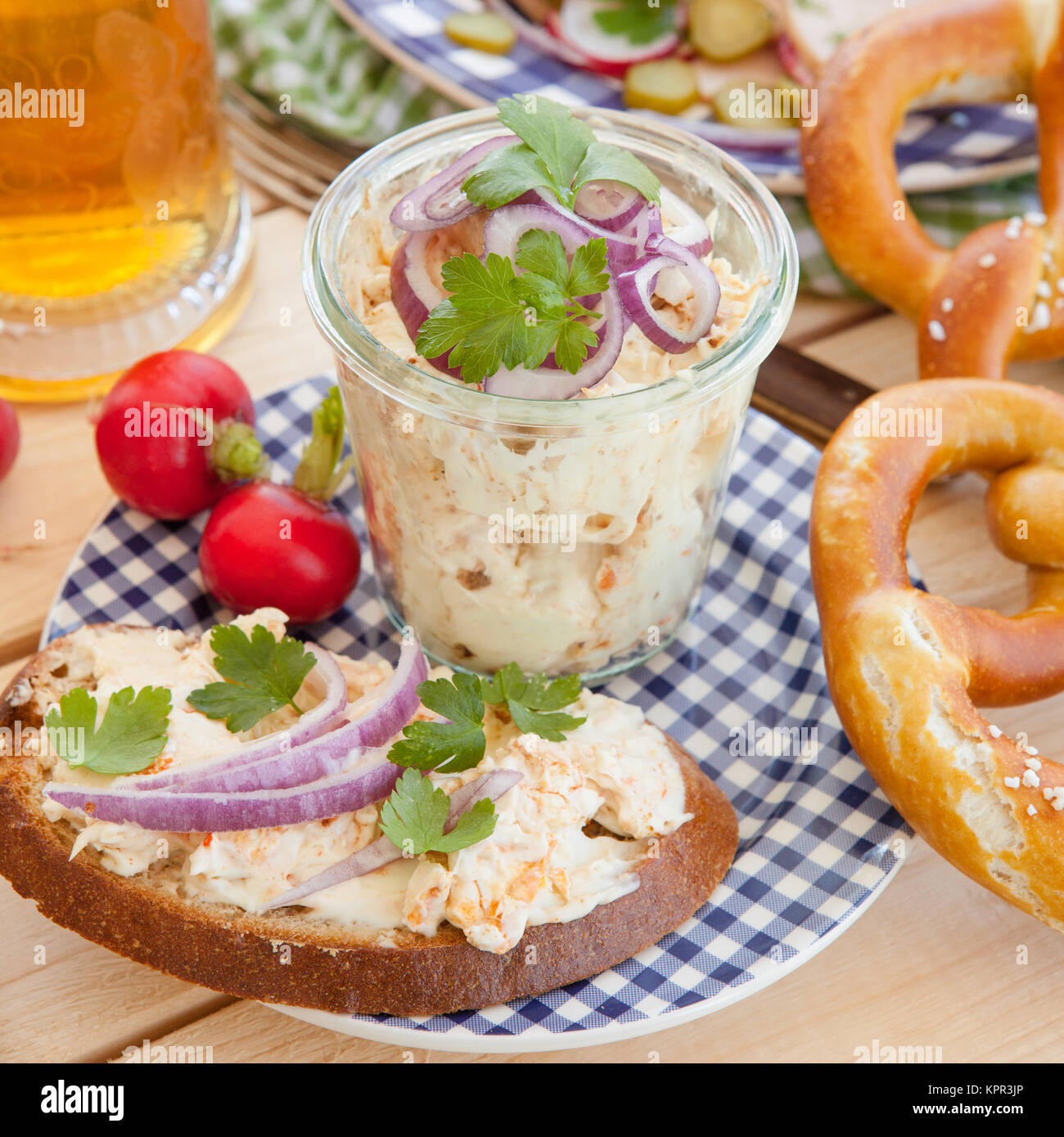 Typisch bayrische Brotzeit mit angemachten Camembert in einem ...