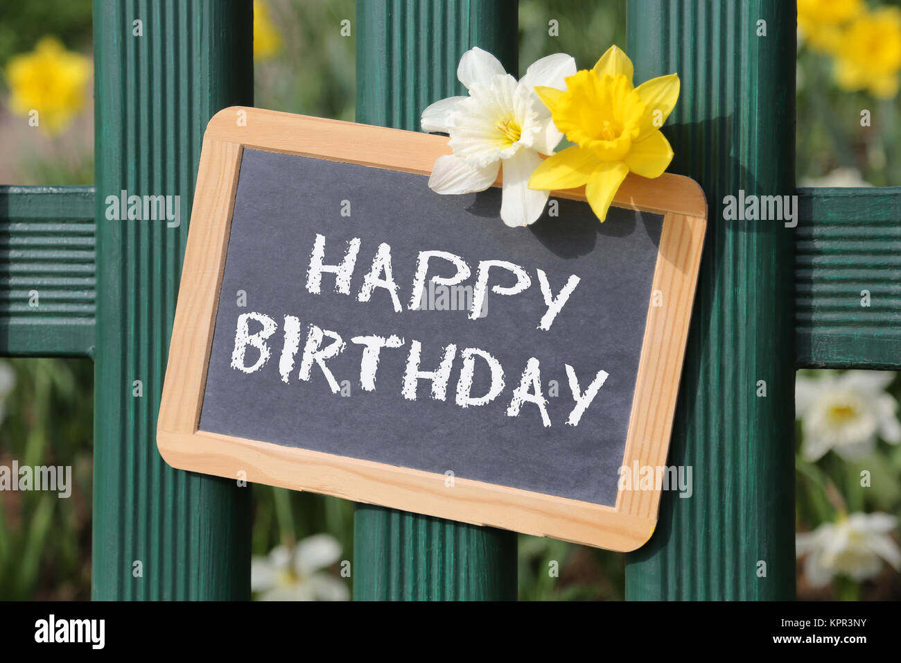 Happy Birthday Geburtstag Karte Geburtstagskarte Garten mit Blumen Blume  Tafel Schild auf Zaun Stock Photo - Alamy