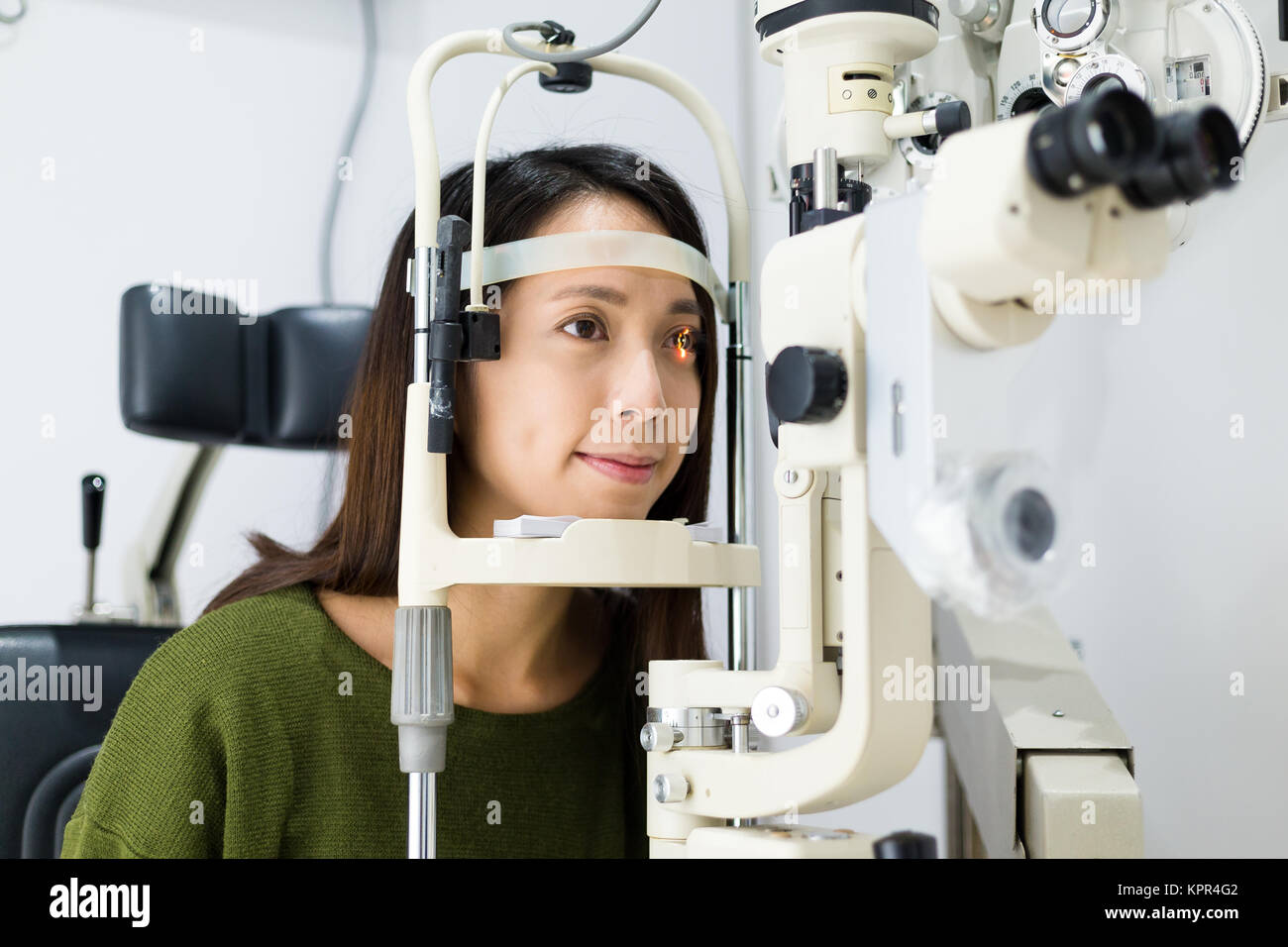 Woman doing the eye test in clinic Stock Photo Alamy