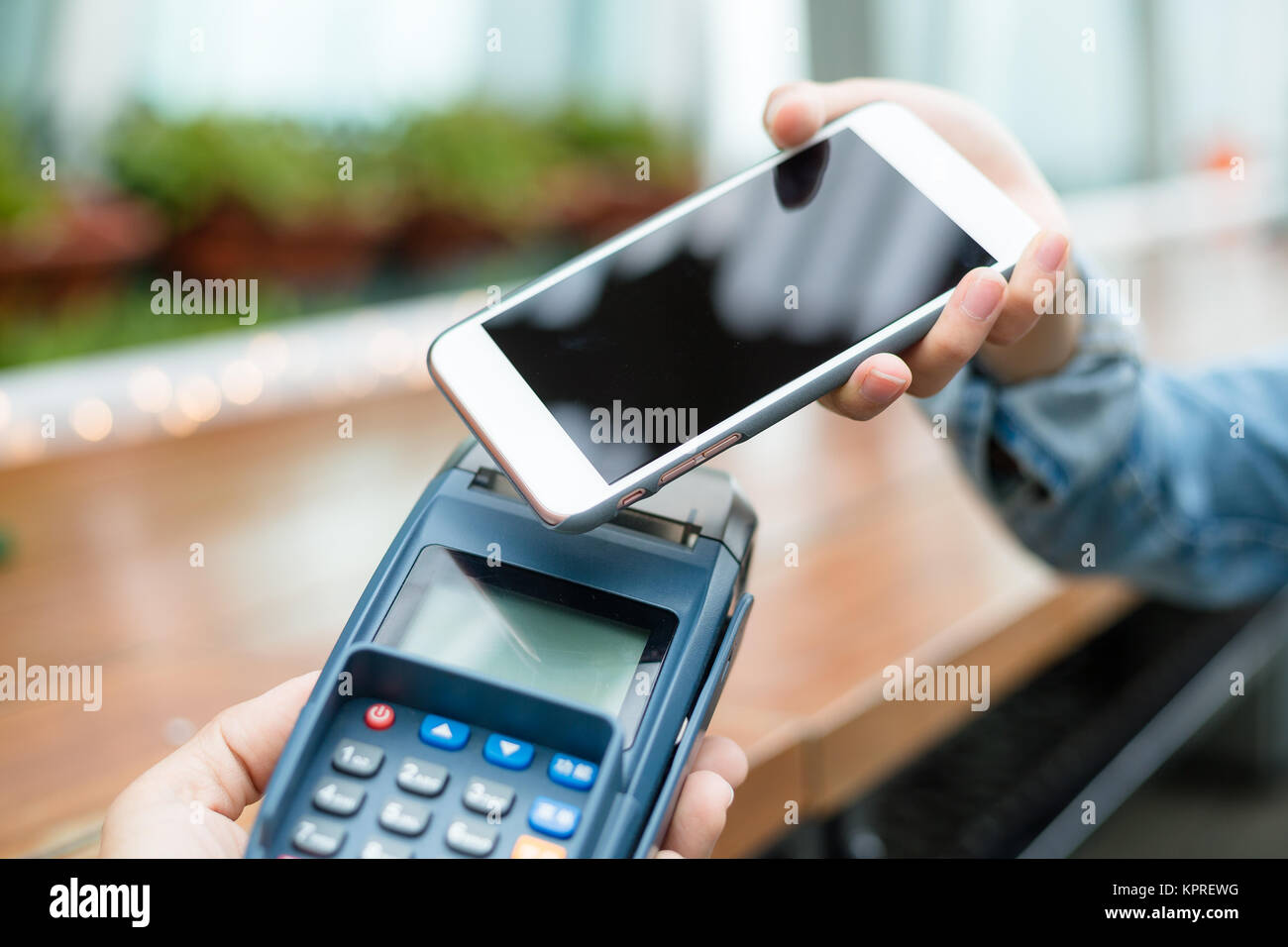 Customer pay by mobile phone Stock Photo Alamy