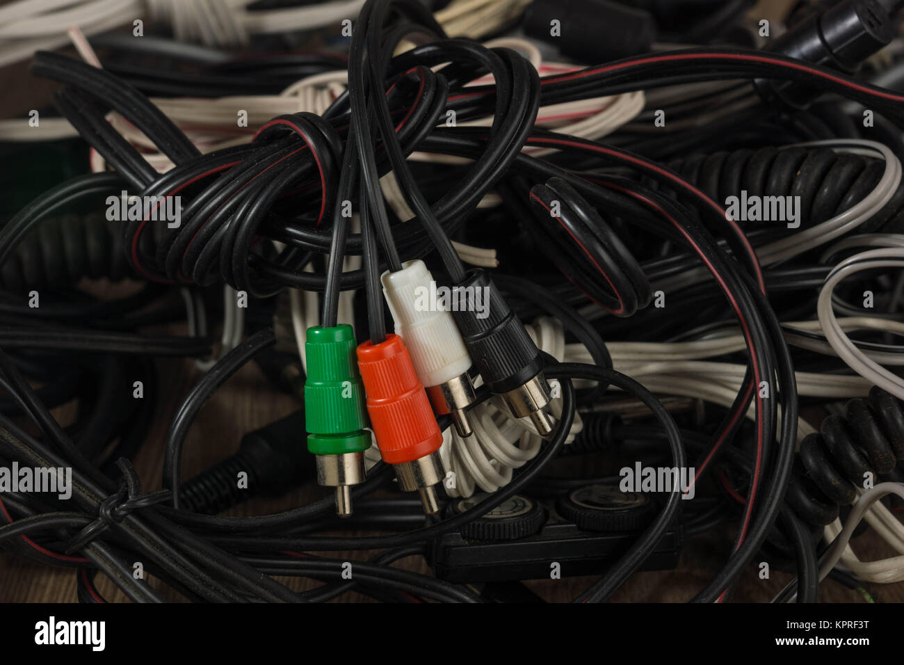 Ein Haufen voller Kabel mit Cinch-Steckern Stock Photo