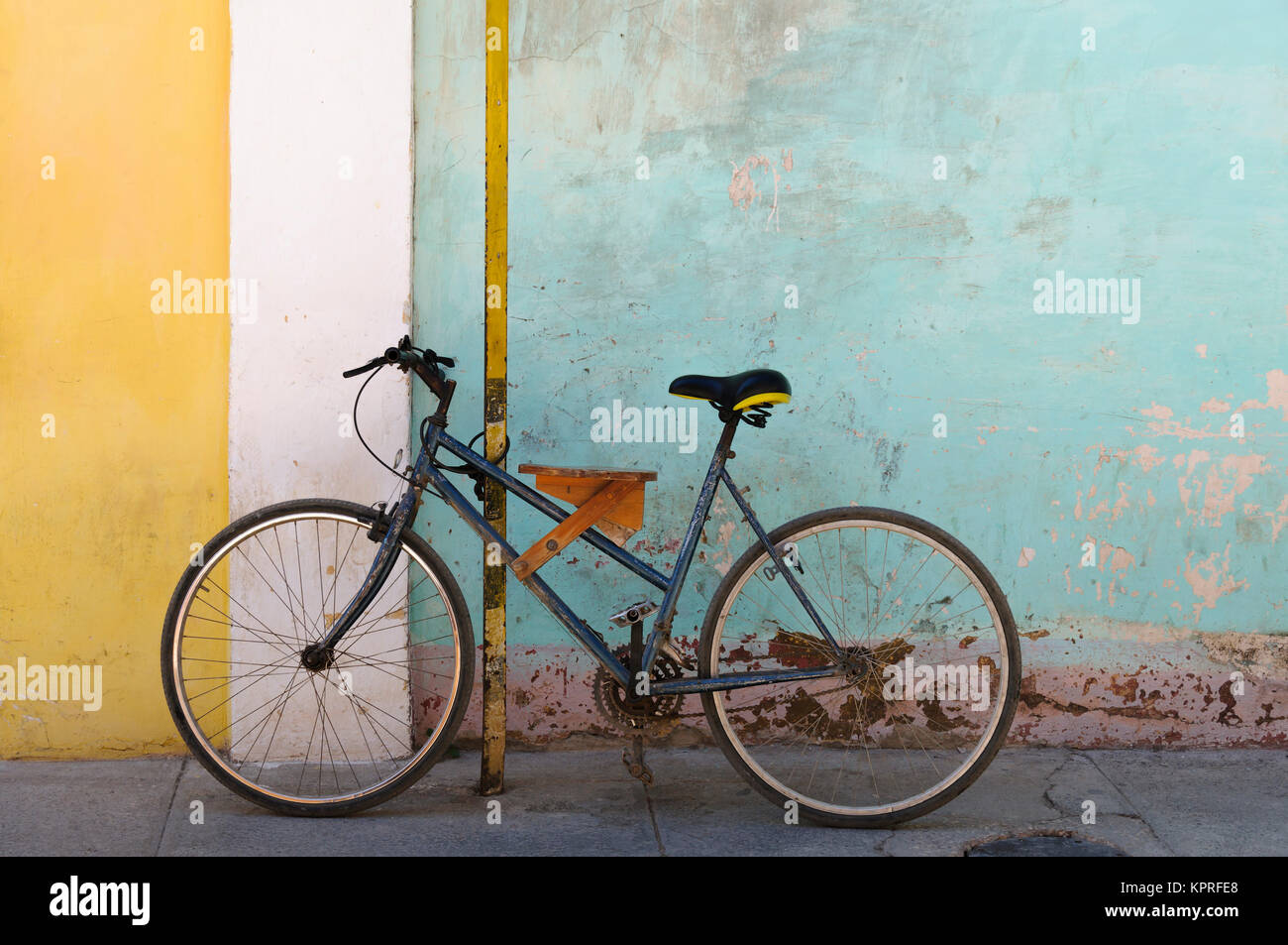 Altes Fahrrad vor alter verwitterter pastellfarbener Hausfassade. Stock Photo