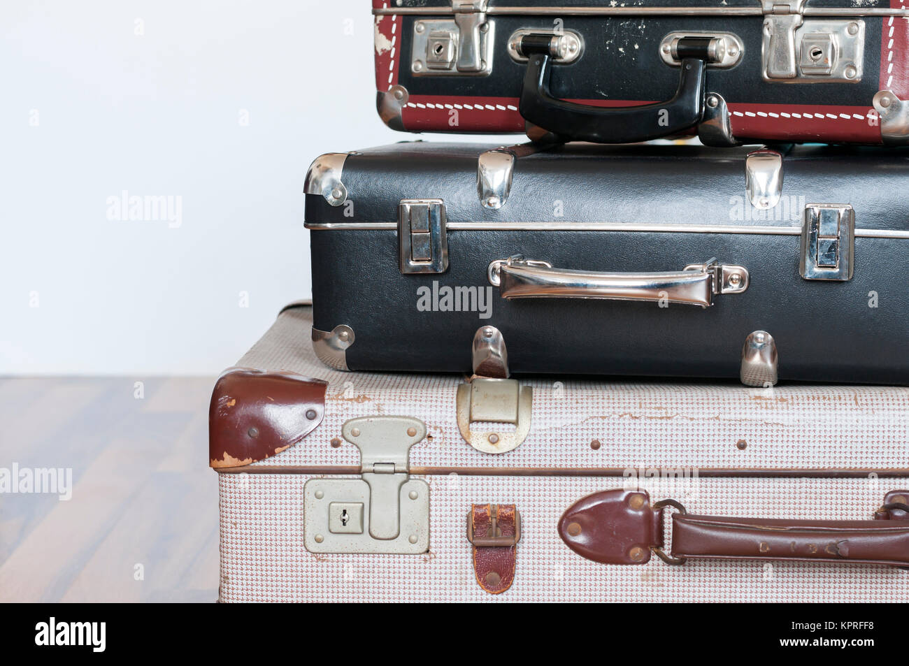 Reise Hintergrund, ein Stapel alter Koffer mit Textfreiraum. Stock Photo