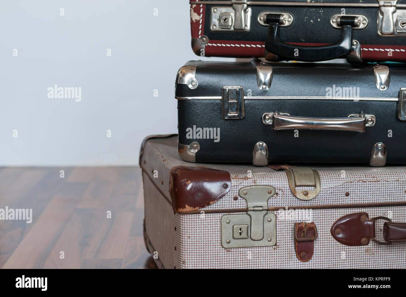 Reise Hintergrund, ein Stapel alter Koffer mit Textfreiraum. Stock Photo