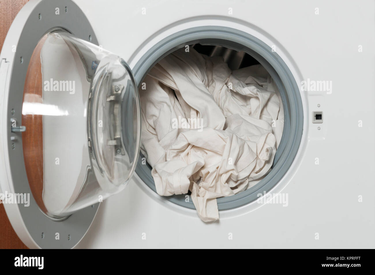 Hausarbeit, Waschservice, Waschmaschine mit weisser Waesche. Stock Photo