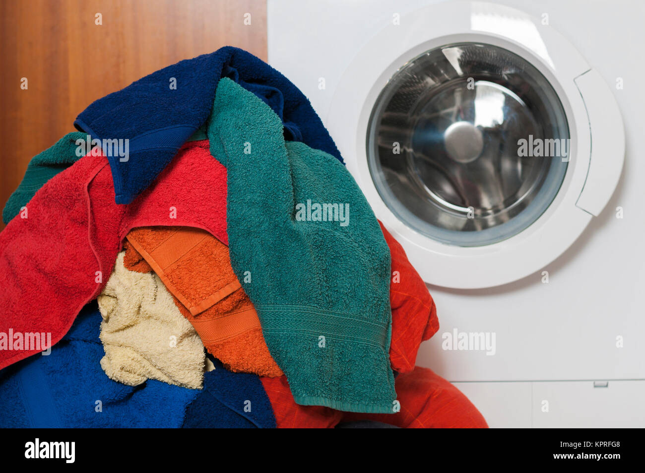 Hausarbeit, Waschservice, Waschmaschine mit bunter Waesche. Stock Photo