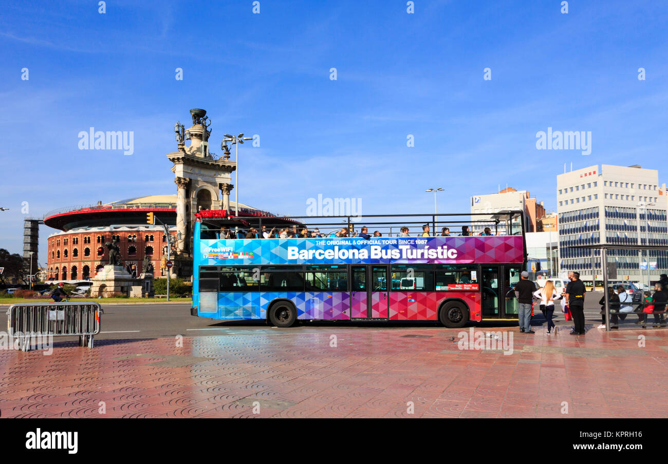 open top tourist bus, Plaça d'Espanya, Barcelona, Catalunya, Spain. Stock Photo