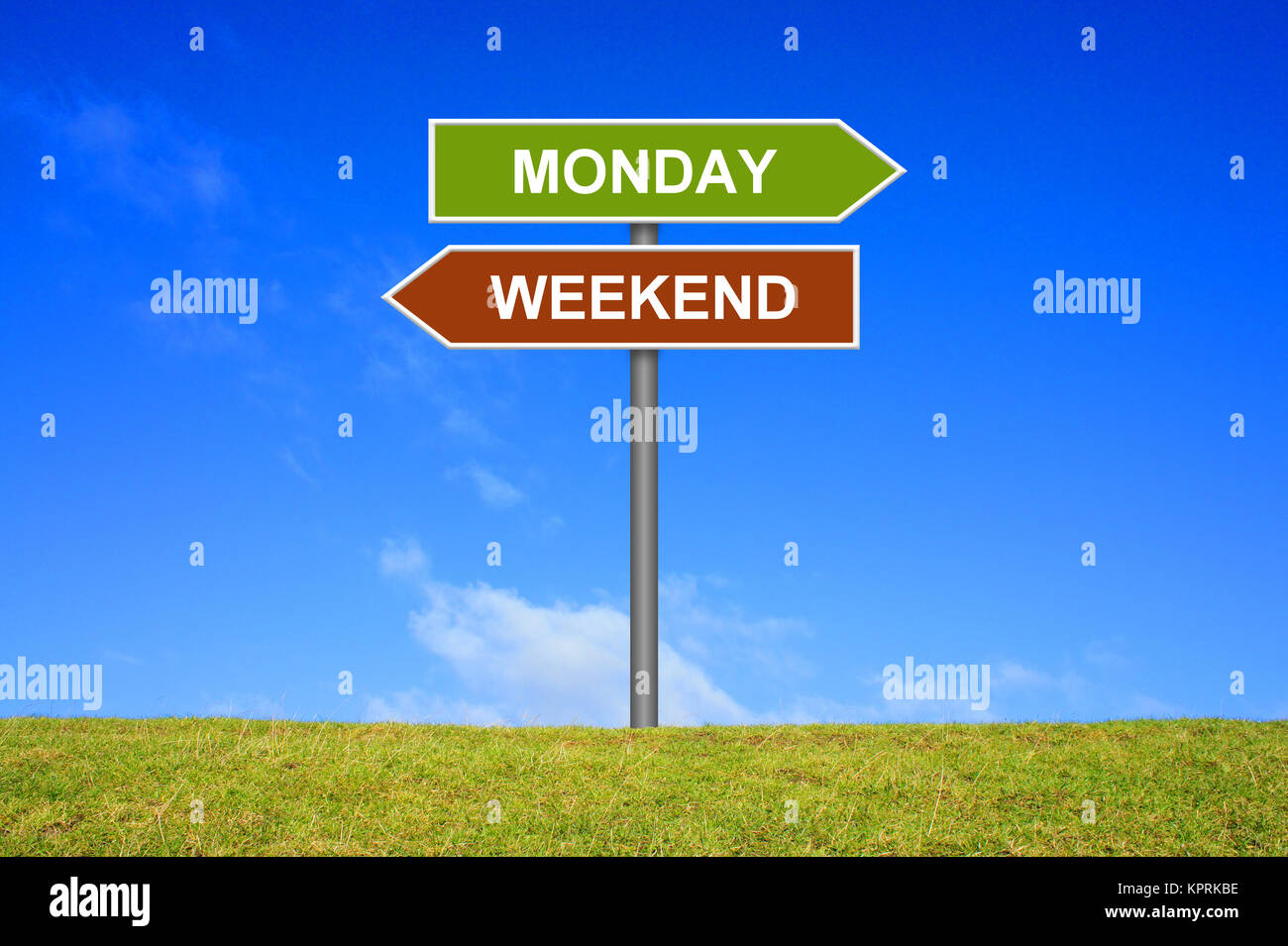 Schild Wegweiser auf einer Wiese vor blauem Himmel zeigt in Richtung Weekend oder Monday Stock Photo