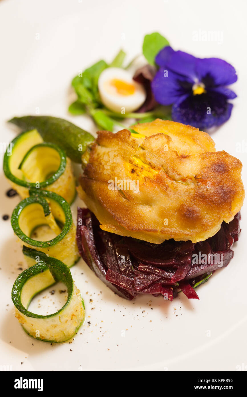 Gefüllte Zucchiniblüte mit Zucchini streifen mit rote beete angerichtet ...