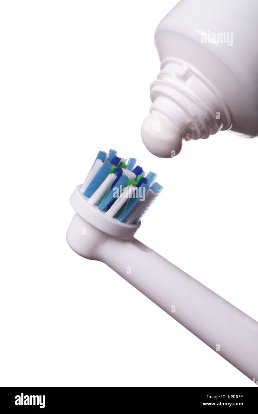 Elektrische Zahnbürste mit Zahncreme nahaufnahme mit Bürstenkopf isoliert auf weißem Hintergrund Stock Photo