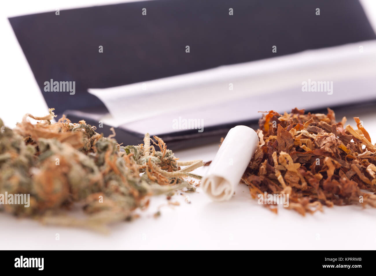 Cannabis Marihuana mit Papier und Joint zum drehen Drogen Rauschmittel als Nahaufnahme Stock Photo