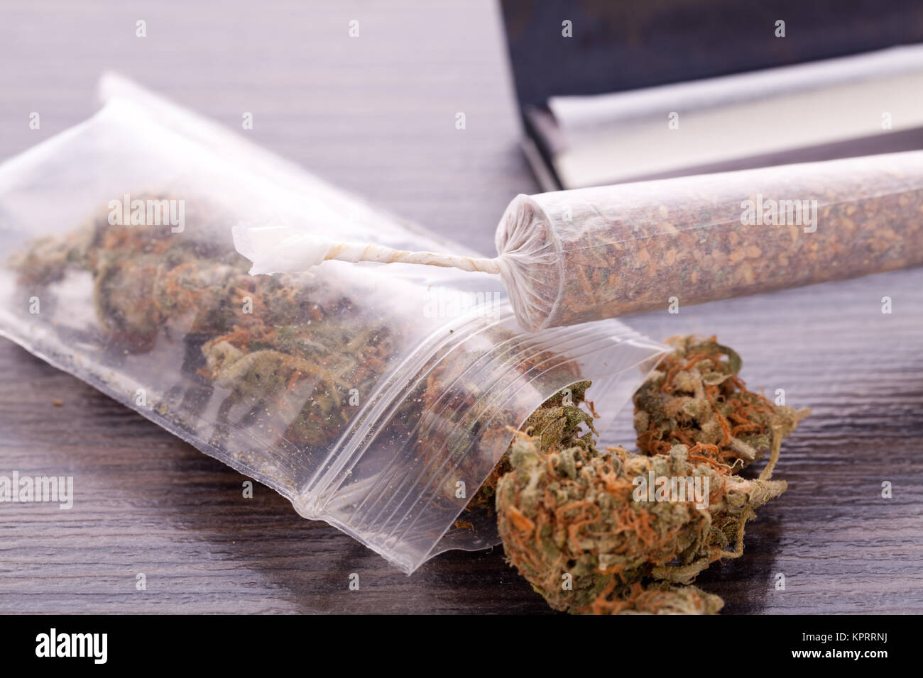 Cannabis Marihuana mit Papier und Joint zum drehen Drogen Rauschmittel als  Nahaufnahme Stock Photo - Alamy