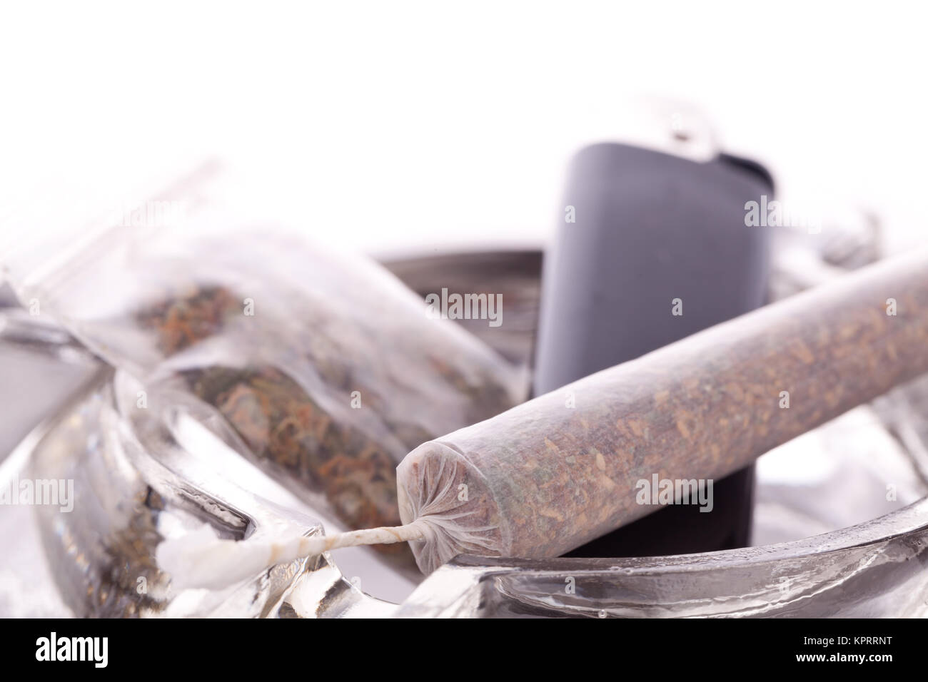 Cannabis Marihuana mit Wasserpfeifer und Joint mit Graß und Aschenbecher Nahaufnahme Stock Photo