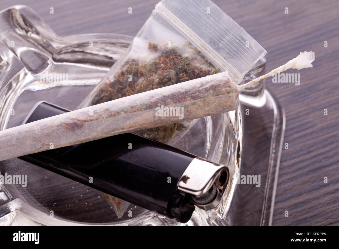 Cannabis Marihuana mit Wasserpfeifer und Joint mit Graß und Aschenbecher Nahaufnahme Stock Photo