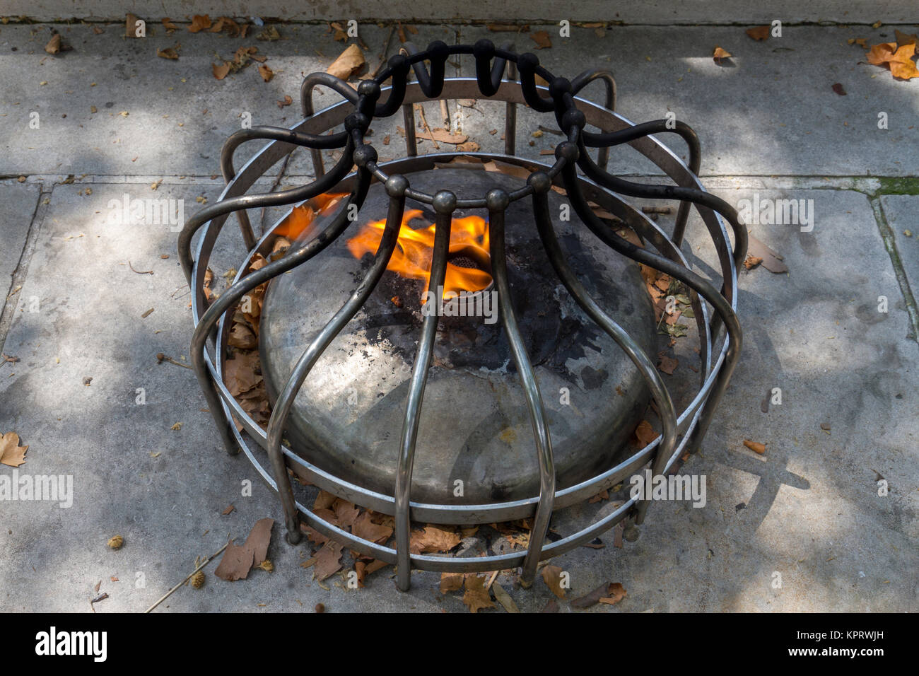 The Eternal Flame in the Tomb of the Unknown Revolutionary War Soldier, Washington Square, Philadelphia, Pennsylvania, USA. Stock Photo