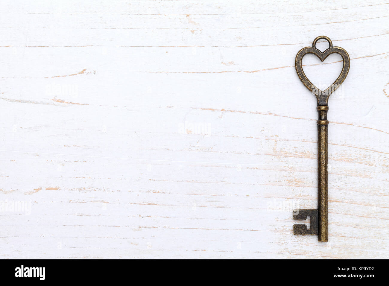 heart shaped vintage key on white wood backgroundã€€ Stock Photo - Alamy