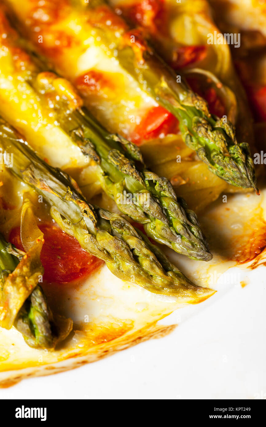 Grüner Spargel mit Käse überbacken Stock Photo