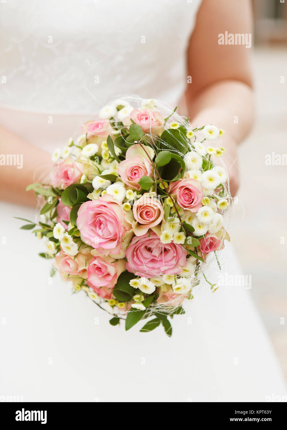 eine Braut mit Brautstrauß rosa Rosen, kein Gesicht Stock Photo - Alamy