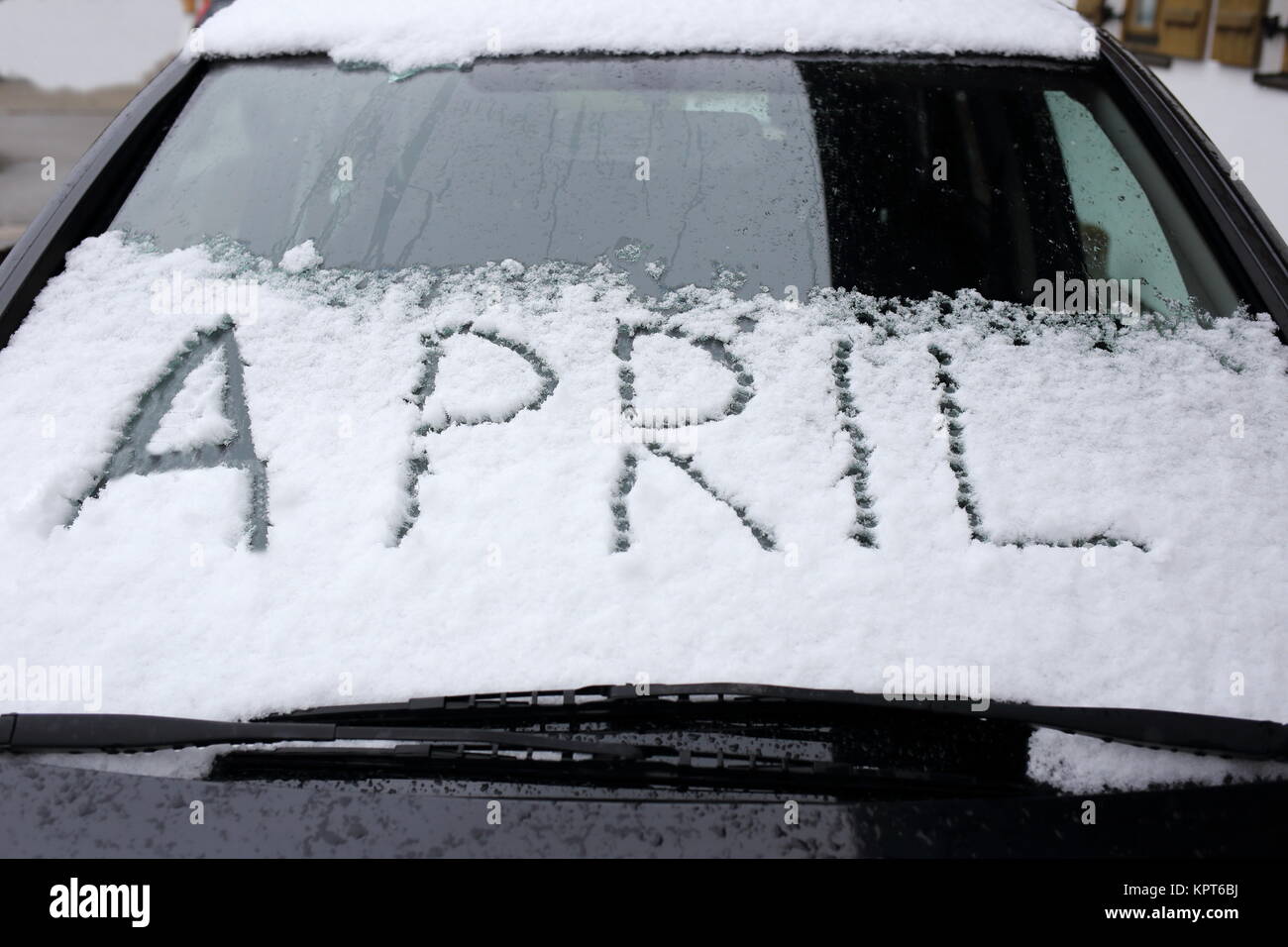 Schnee Im April Auf Autoscheibe Stock Photo Alamy