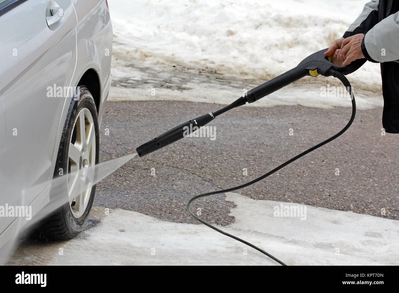 car wash in winter a man washes his car Stock Photo Alamy