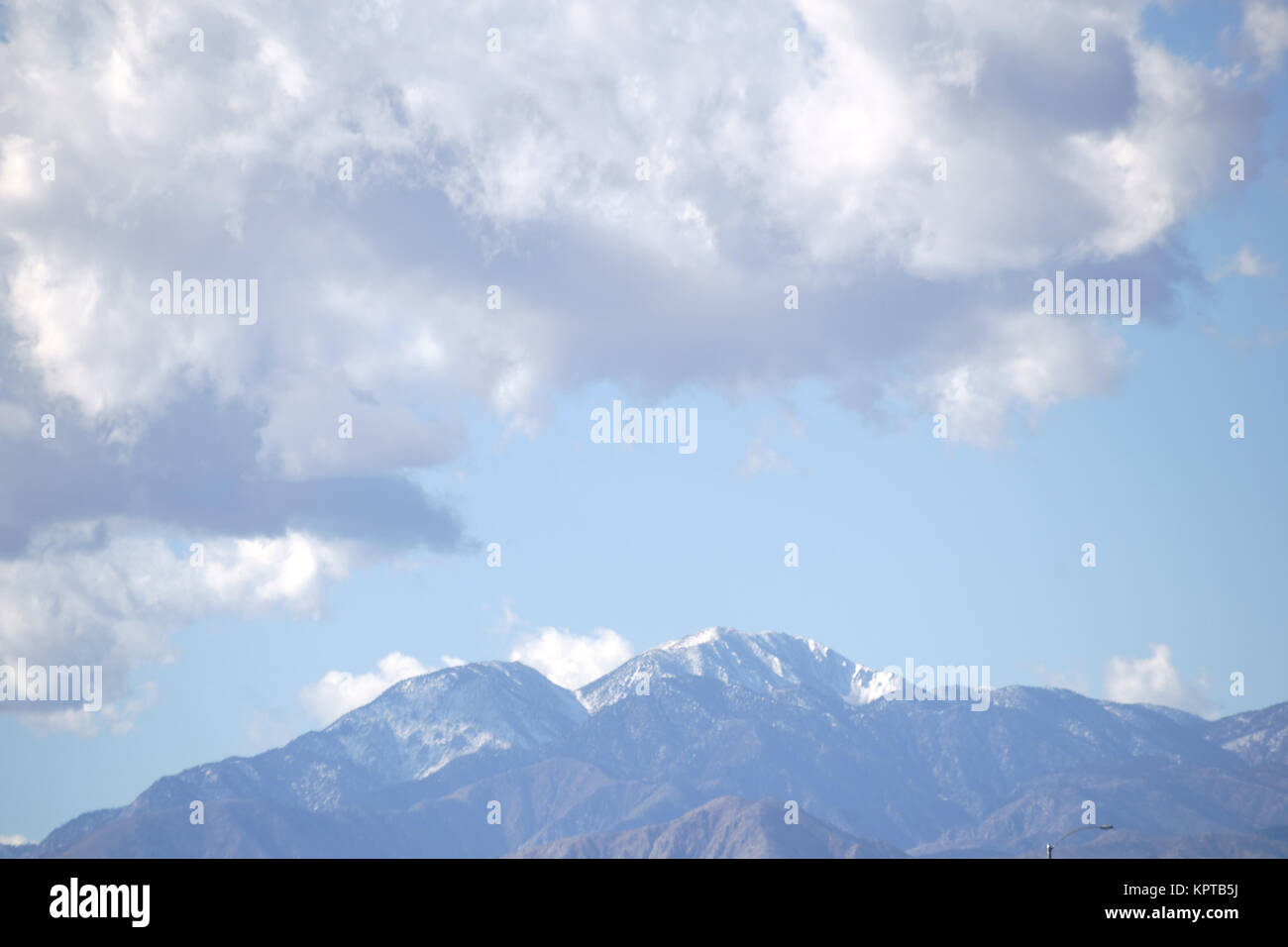 Der schneebedeckte Gipfel des Berg San Jacinto in den San Jacinto Bergen mit Wolken über den Bergen. Stock Photo