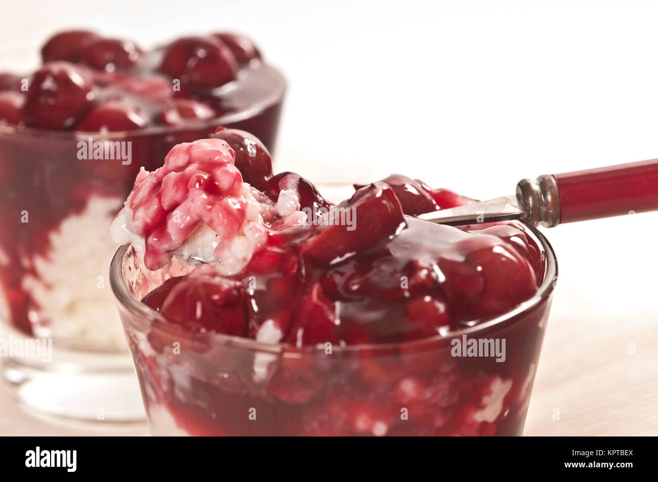 Milchreis mit Kirschen Stock Photo - Alamy