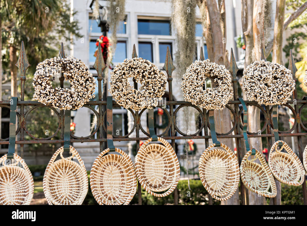 Traditional popcorn berry Christmas wreaths made by Gullah basket weavers on sale along Meeting Street in Charleston, SC. Stock Photo