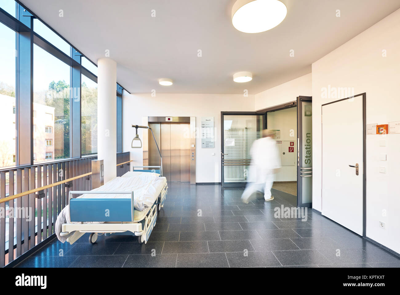 Flur arzt krankenhaus aufzug ta r bett hi-res stock photography and ...