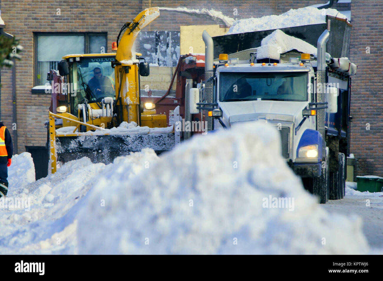 Montreal,Canada,16 December,2017.Snow removal crews at work on city streets.Credit:Mario Beauregard/Alamy Live News Stock Photo